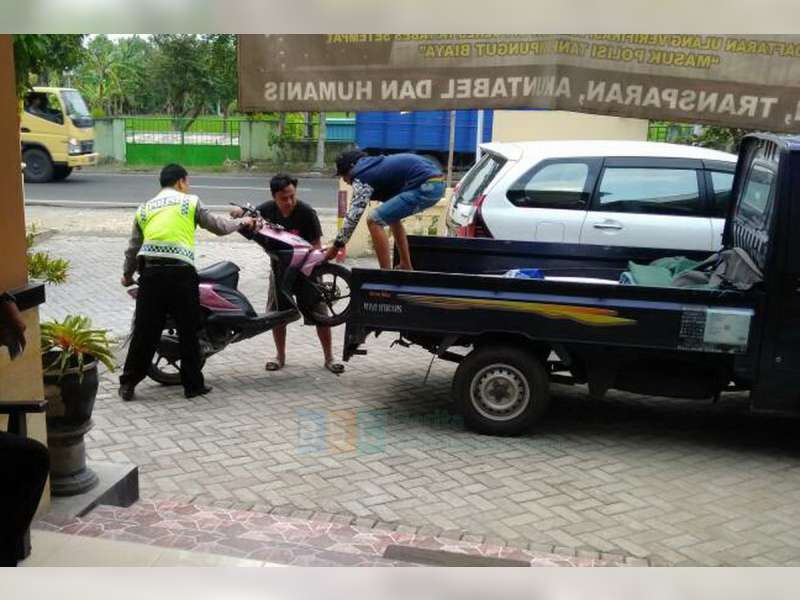 Diduga Pengendara Mengantuk, Motor Beat Tabrak Pikap di Balen