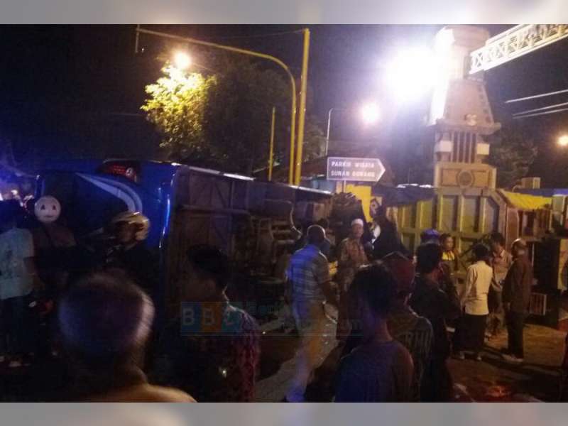 Dump Truk Tubruk Bus Pariwisata di Tuban, 19 Penumpang Alami Luka-Luka