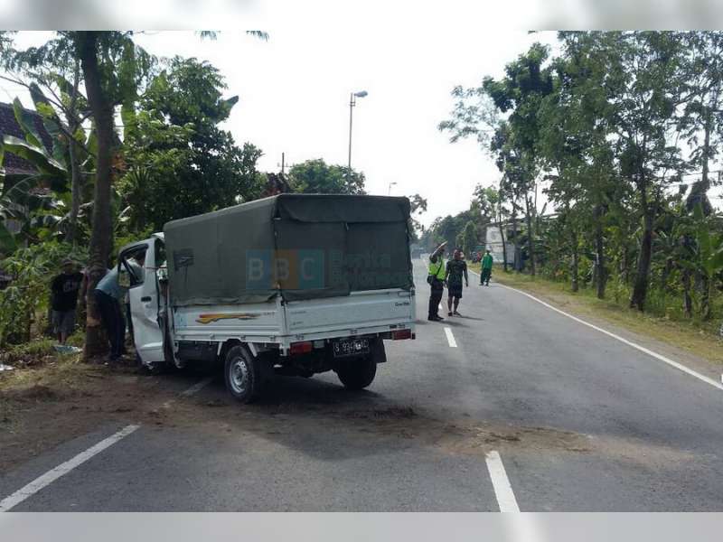 Diduga Pengemudi Mengantuk, Pikap Tabrak Pohon Penghijauan di Kalitidu