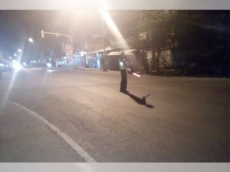 Terobos Lampu Merah di Sumberrejo, Honda Revo Ditubruk Yamaha Mio, 3 Orang Luka-Luka