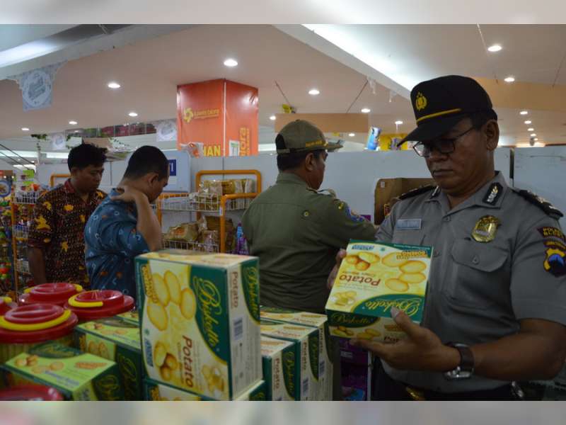 Petugas Gabungan Sidak Toko Swalayan di Kota Blora