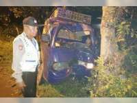 Pikap Tabrak Pohon Penghijauan di Dander, Penumpang Terjepit Bodi Mobil dan Alami Patah Kaki
