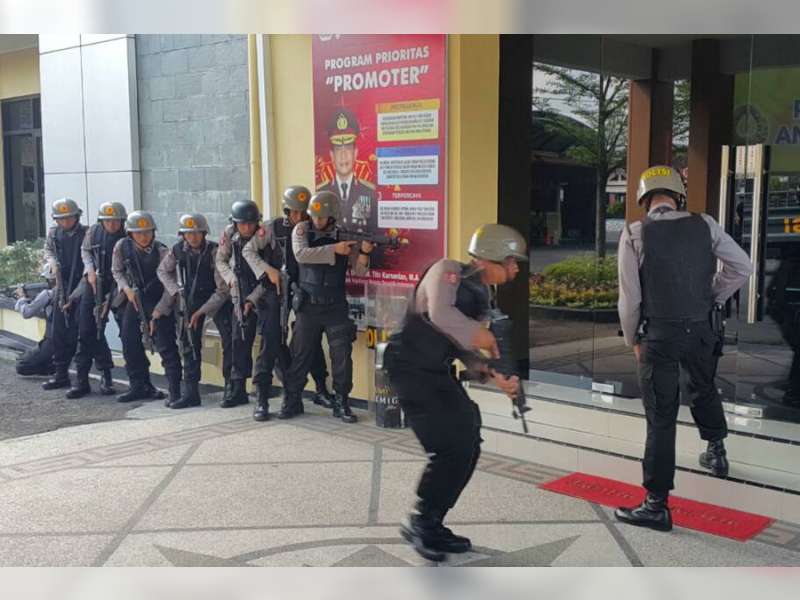 Lumpuhkan Teroris, Tim Wanteror Polres Bojonegoro Berhasil Selamatkan Sandera