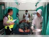 Kurang Hari-Hati Saat Berbelok, Sepeda Motor Ditabrak Bus, Pengendara Motor Luka-Luka
