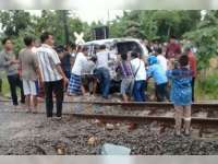 Kijang Innova Dihatam Kereta Api Gumarang, Seorang Penumpang Luka-luka