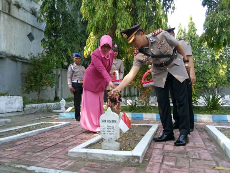 HUT Bhayangkara Ke-71, Kapolres Bojonegoro Pimpin Ziarah ke TMP