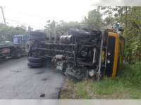 Truk Muat Mie Instan Terguling di Margomulyo