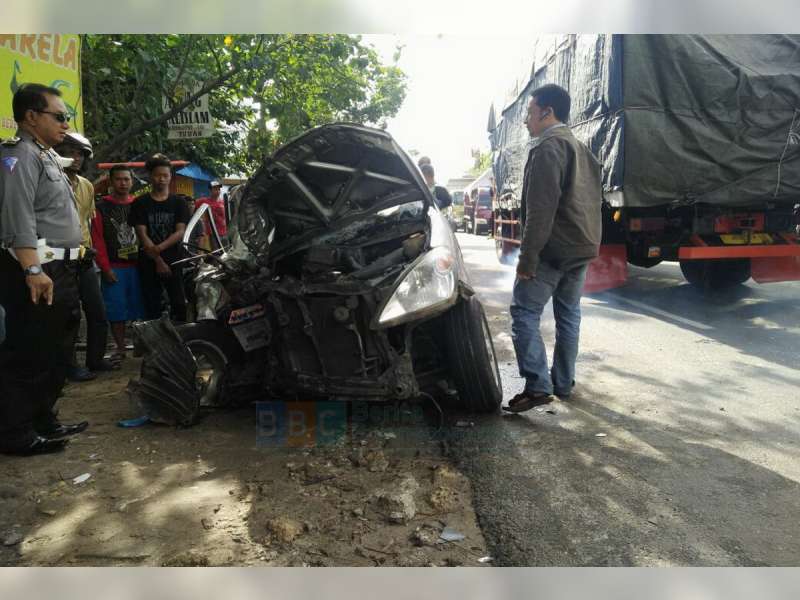 Avanza Tabrak Truk Boks di Tuban, 7 Orang Luka Berat