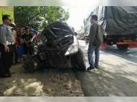 Avanza Tabrak Truk Boks di Tuban, 7 Orang Luka Berat