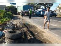 Diduga Pengemudi Mengantuk, Truk Tronton Seruduk Truk Yang Sedang Berhenti