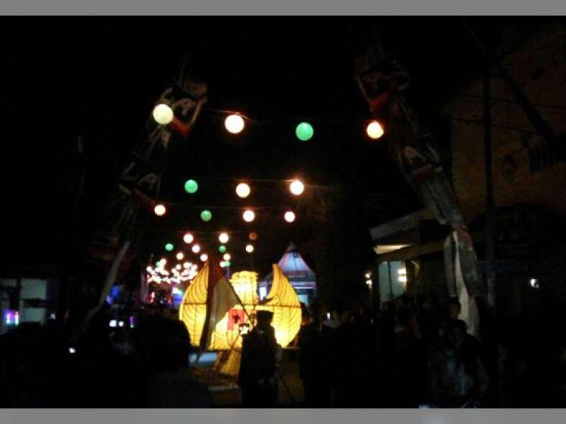 Pawai  Lentera Lampion Ditonton Ribuan Warga