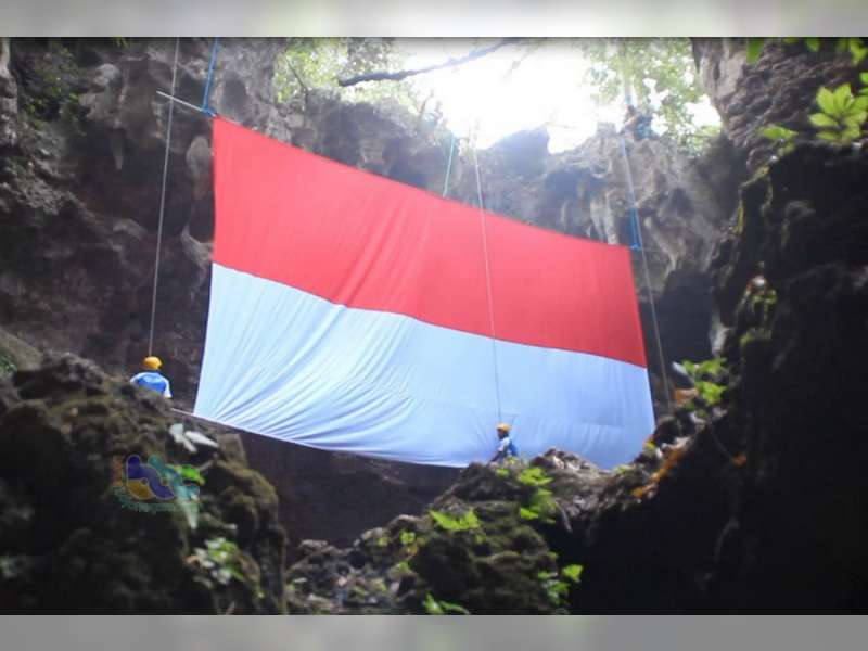 Rayakan Hari Kemerdekaan RI ke-72, Ratusan Warga Kibarkan Bendera Raksasa di Perut Bumi