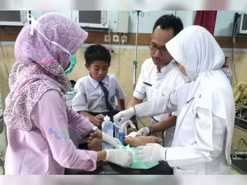Hendak Menyeberang Jalan, Seorang Pelajar di Balen Ditabrak Motor
