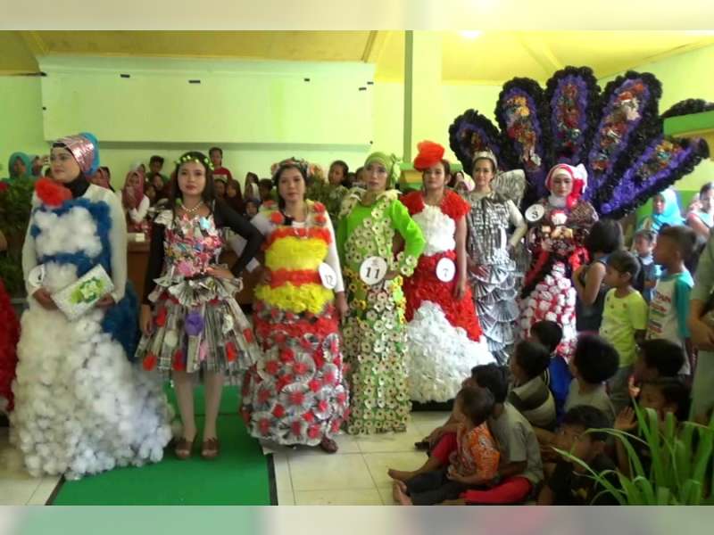 Warga Desa Mori Gelar Fashion Show Dari Bahan Daur Ulang Limbah