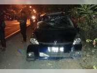 Diduga Pengemudi Mengantuk, Toyota Wish Tabrak Tiang Lampu PJU, 3 Orang Luka-Luka