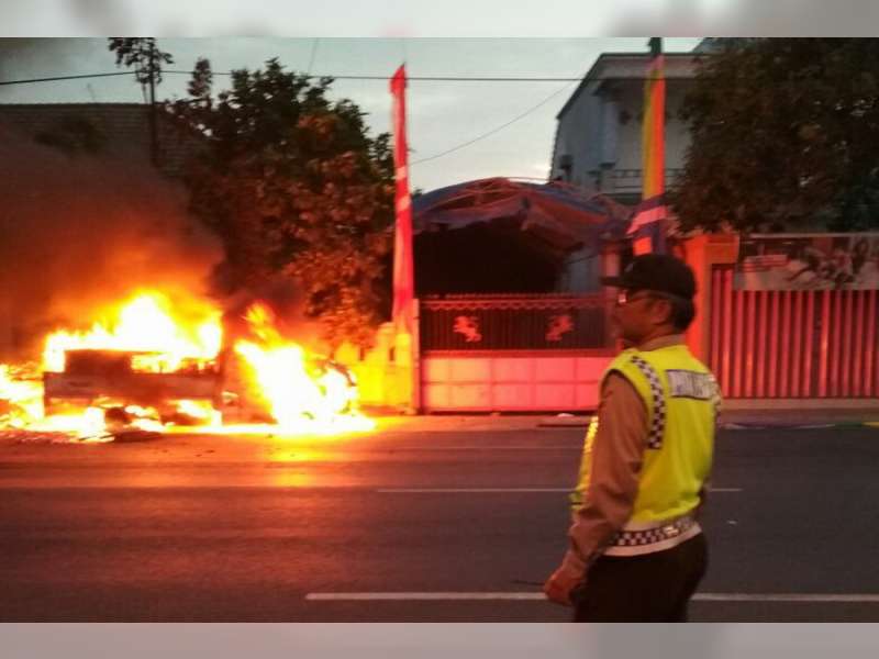 Mobil Bermuatan Mebel di Tuban, Ludes Terbakar