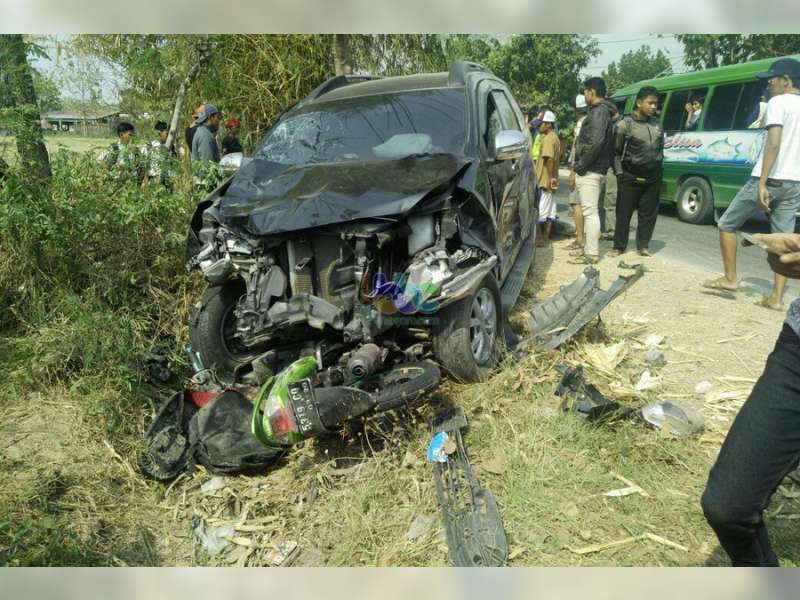 Mobil Tabrak 4 Motor di Tuban, 1 Orang Meninggal Dunia 4 Orang Lainnya Luka-Luka