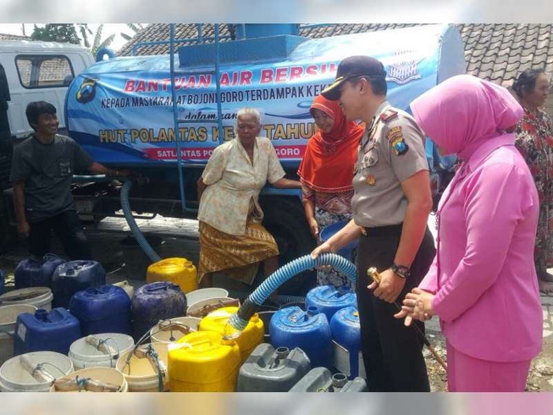 Polres Bojonegoro Salurkan Air Bersih Bantuan Kapolda, Kepada Warga Temayang