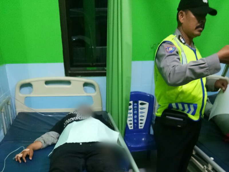 Terperosok di Jalan Berlubang, Honda Beat Seruduk Vario, 2 Orang Luka Berat