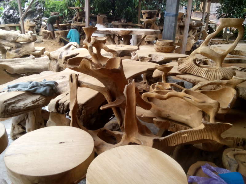 Kerajinan Bonggol Kayu Jati Margomulyo Kualitasnya Terjaga