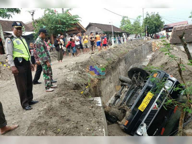 Abaikan Rambu Larangan, Mobil Pikap Terperosok dan Terguling
