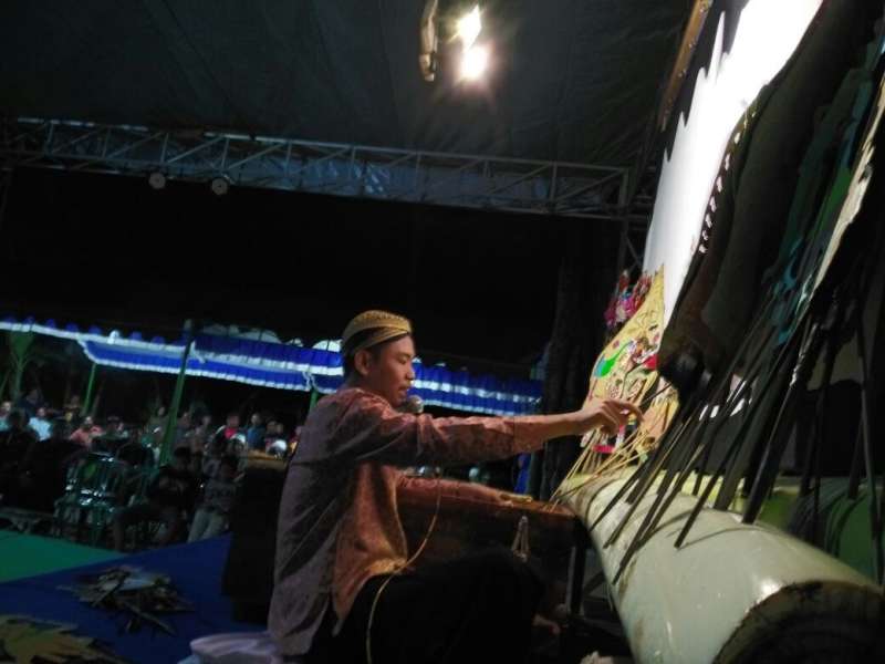 Piawai Menjadi Dalang Wayang Kardus