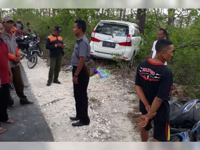 Pecah Ban, Avanza Tabrak Dua Motor dan Pohon di Pinggir Jalan