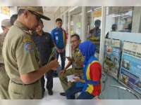 Satpol PP Tertibkan Dua Minimarket Bodong