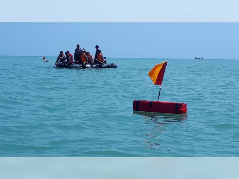 Sabhara Polres Bojonegoro Latihan SAR di Pantai Kelapa Tuban
