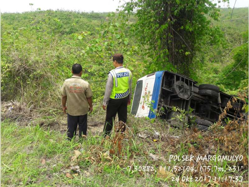 Bus Gunung Mas Nyemplung Jurang di Margomulyo