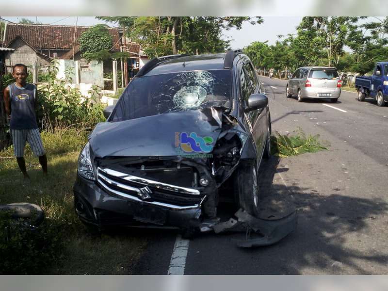 Vario Ditabrak Ertiga di Baureno, 2 Orang Luka-Luka