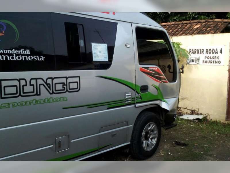 Bocah 15 Tahun Kendarai Mega Pro, Tabrak Minibus di Baureno