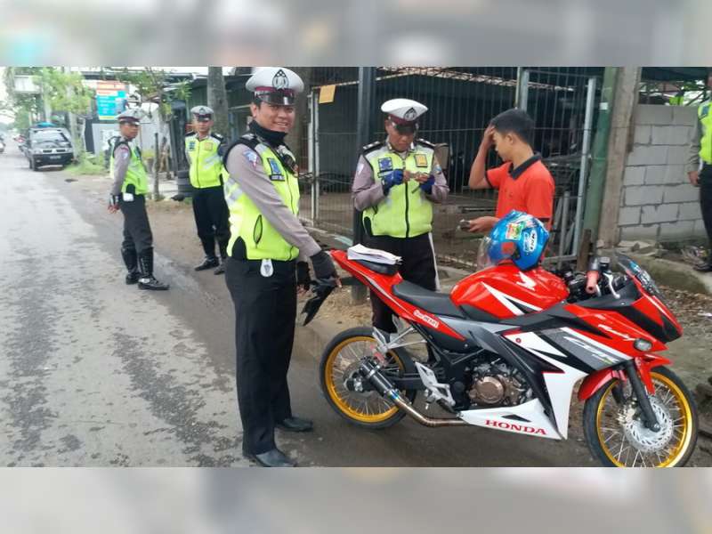 Sat Lantas Polres Bojonegoro Tilang Sejumlah Oknum Suporter Yang Lakukan Pelanggaran