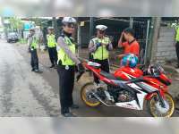 Sat Lantas Polres Bojonegoro Tilang Sejumlah Oknum Suporter Yang Lakukan Pelanggaran