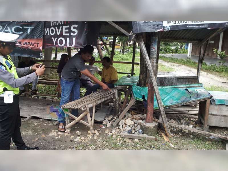 Mobil Tubruk Warung, Seorang Pengunjung Meninggal Dunia