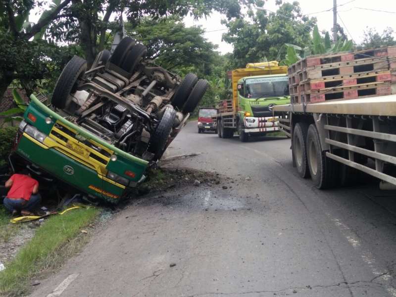 Truk Pengankut Tabung CNG Terguling di Margomulyo