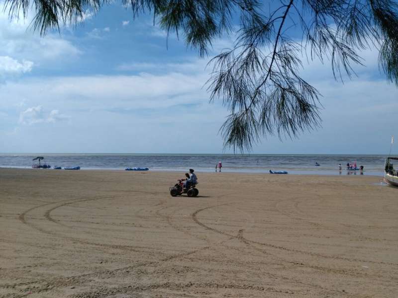 Serunya Liburan di Pantai Karang Jahe Nan Eksotis