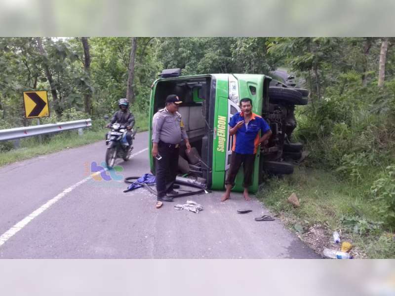 Di Temayang, Bus Sang Engon Terperosok di Bahu Jalan Lalu Terguling
