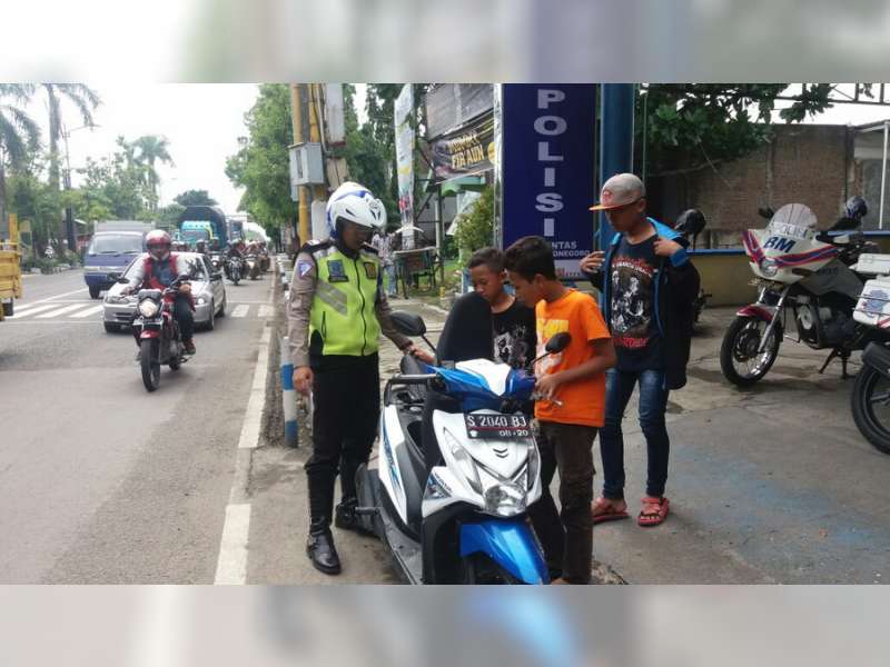 Sat Lantas Polres Bojonegoro Tindak Sejumlah Pelajar Berkendara Tanpa Helm