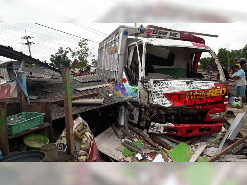 Kecelakaan Truk Tabrak Elf dan Warung di Kalitidu, Kerugian Diperkirakan Capai Rp 30 Juta