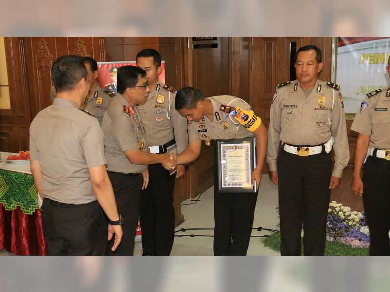 Kasat Lantas Polres Bojonegoro, Terima Penghargaan dari Kapolda Jatim