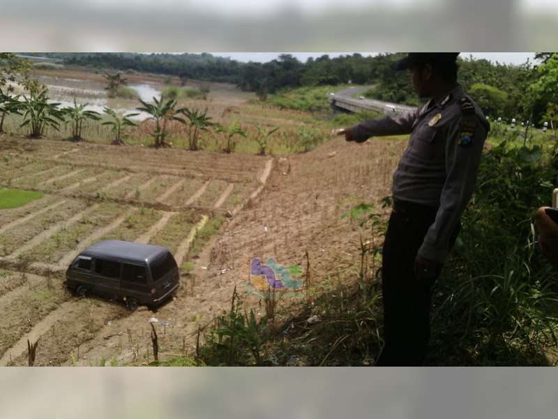 Lupa Pasang Rem Tangan, Seorang Pengemudi Tewas Terlindas Mobilnya Sendiri