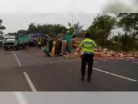 Truk Tabrak Tronton di Tuban, Kedua Pengemudi Luka-Luka