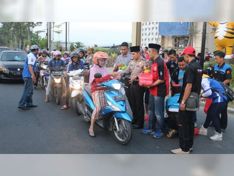 Sat Lantas Polres Bojonegoro Bersama FKOB Bagikan Takjil