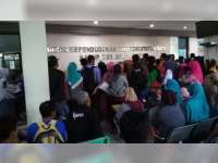Warga Mengantre Sejak Pukul 06.00 Pagi demi Mengurus KTP di Dispendukcapil