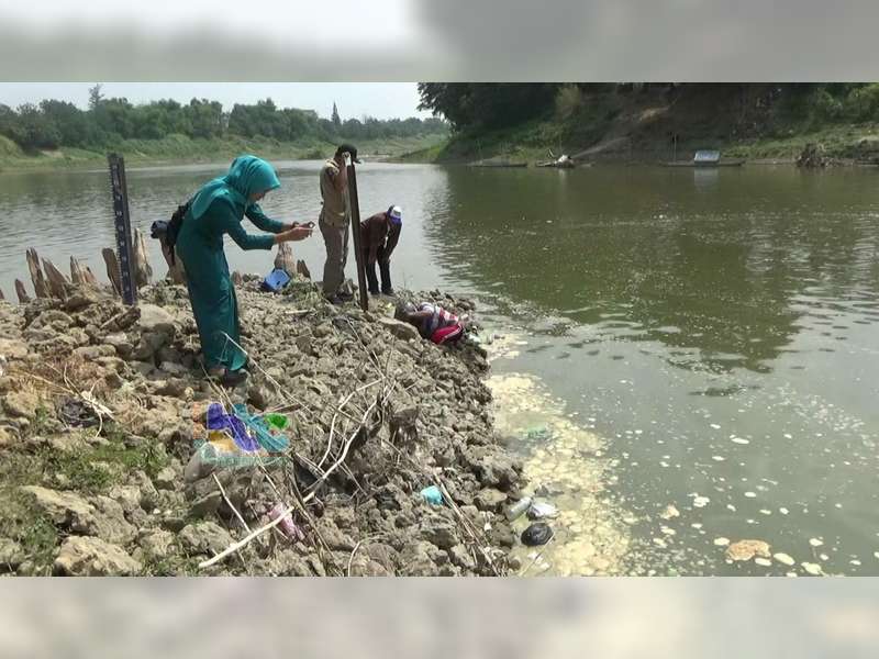 Air Sungai Bengawan Solo di Bojonegoro Tercemar Limbah Minyak Lemak