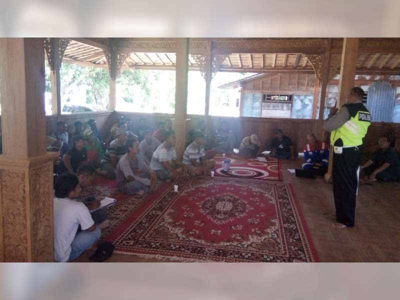 Sat Lantas Polres Bojonegoro Laksanakan Pembinaan pada Pengemudi Truk Proyek JTB