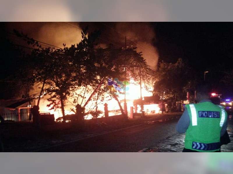 3 Rumah dan 2 Sekolah Di Sumberrejo Bojonegoro Terbakar Kerugaian Capai Rp 650 Juta