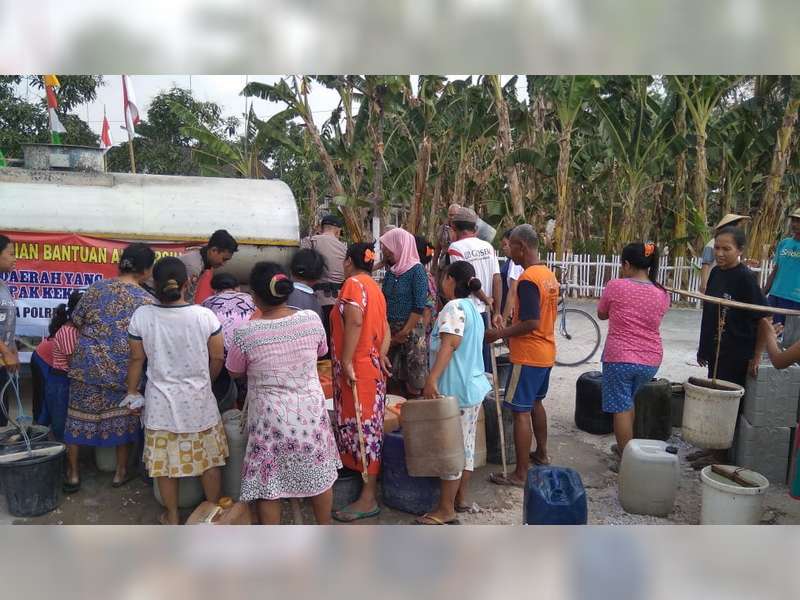 Polisi di Bojonegoro ini Beri Bantuan Air Bersih Pada Warga Terdampak Kekeringan