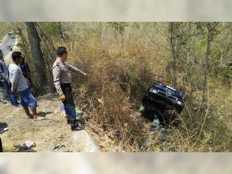 Selip, Mobil L300 Pikap Terpperosok dan Masuk ke Jurang di Temayang Bojonegoro